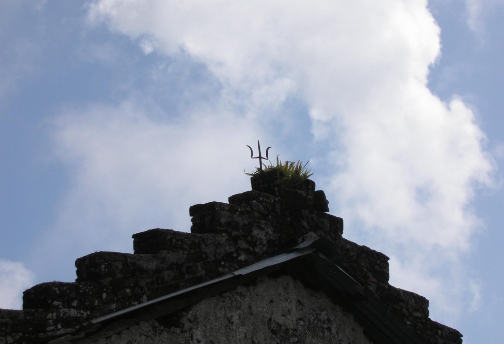 Трезубец как оберег на вершине дома. Непал, Нагаркот